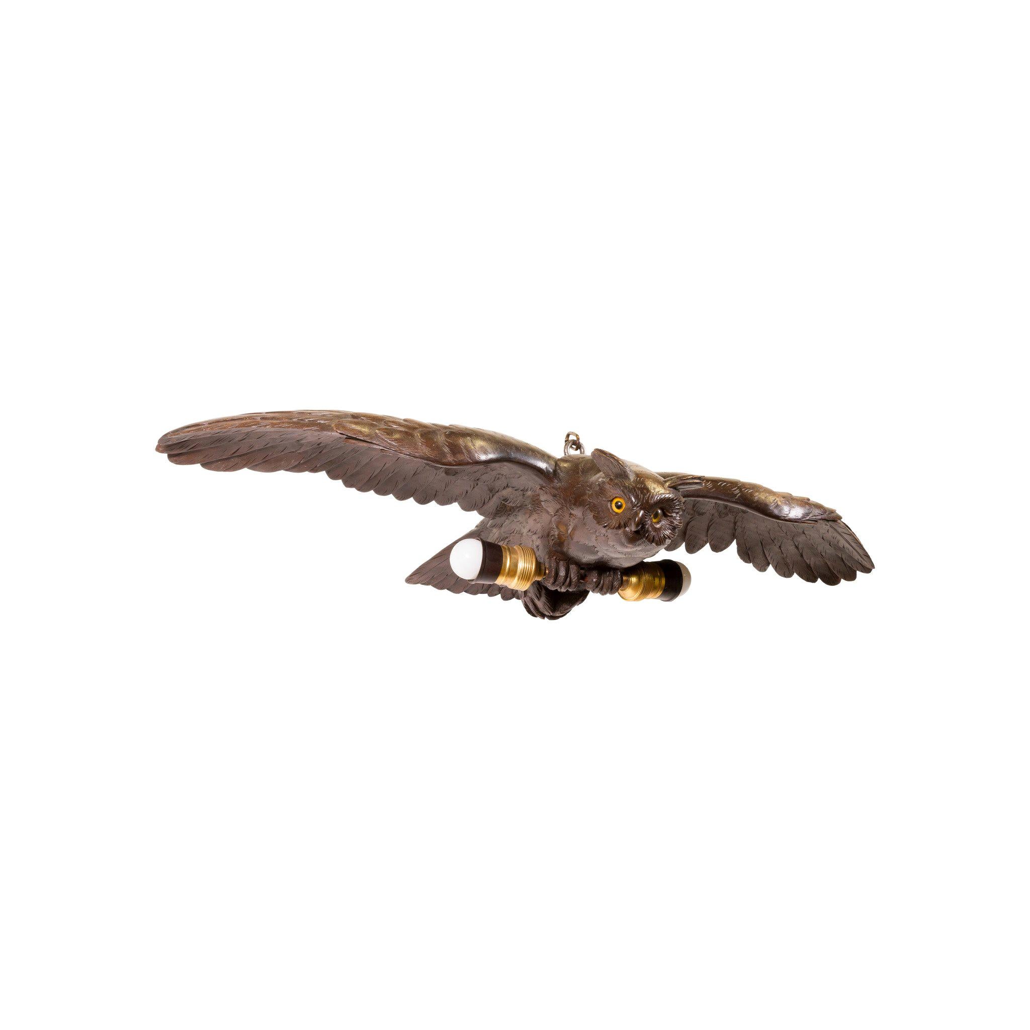 Chandelier suspendu en forme de hibou sculpté dans la forêt noire avec envergure des ailes