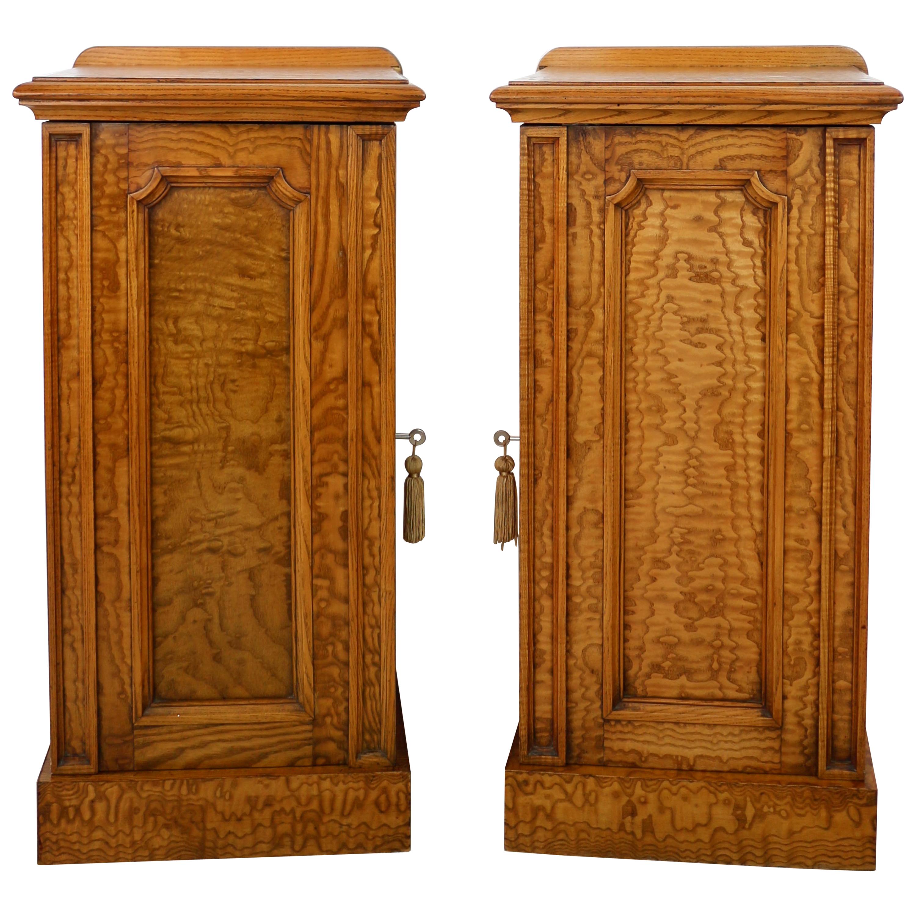 Pair of Scottish William IV Burr Elm Bedside Cabinets or Cupboards, circa 1830