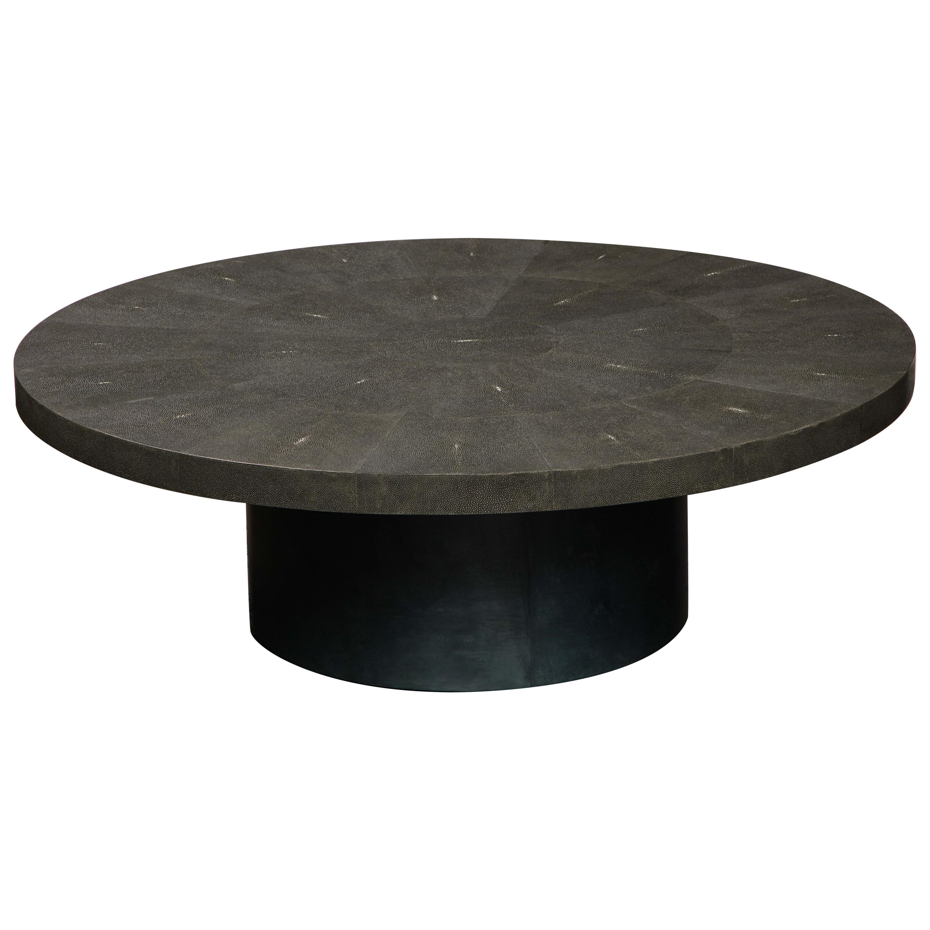 Table ronde en galuchat noir véritable avec base en parchemin
