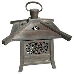 Japan Fine Antique Hand Cast Bronze Arts & Crafts Lantern with Exquisite Details