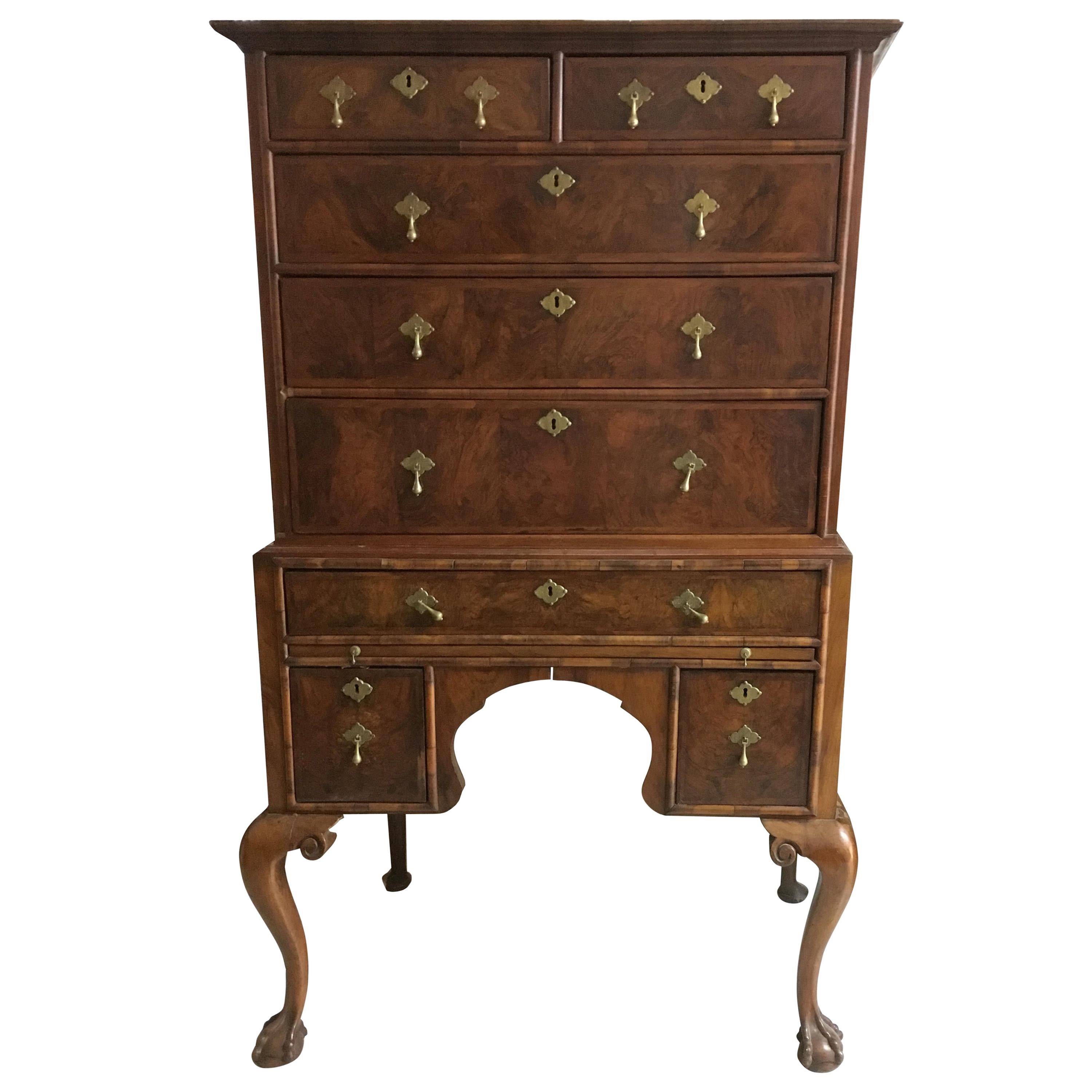 Commode haute ou coffre en noyer ancien du début du XVIIIe siècle