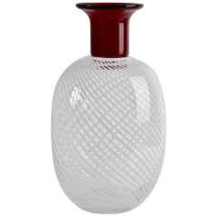 Vase en verre de Murano Incalmo rouge de style Barbini avec inclusions de rayures blanches, Italie