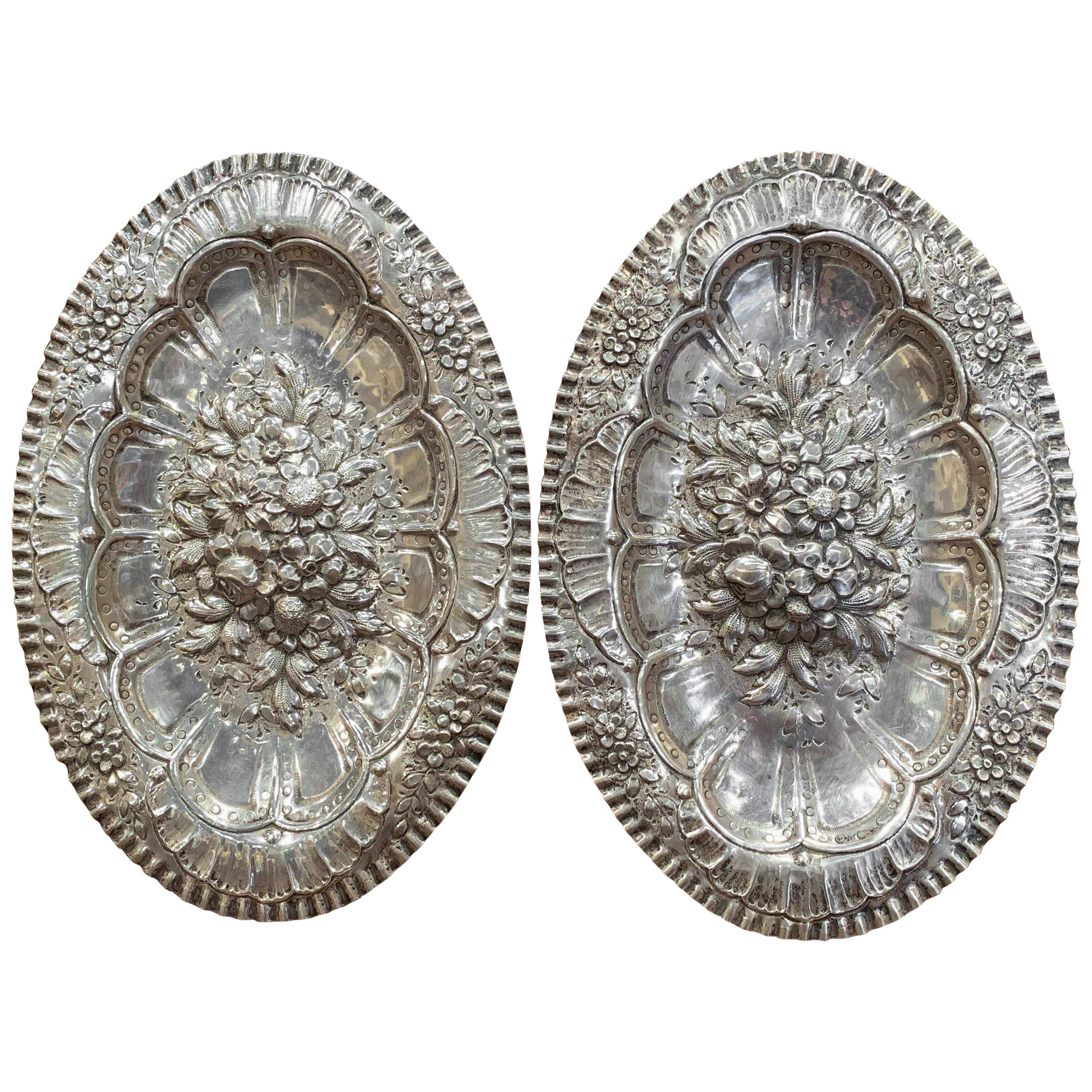 Paar ovale französische Repousse-Silber-Wandtafeln aus dem 19. Jahrhundert