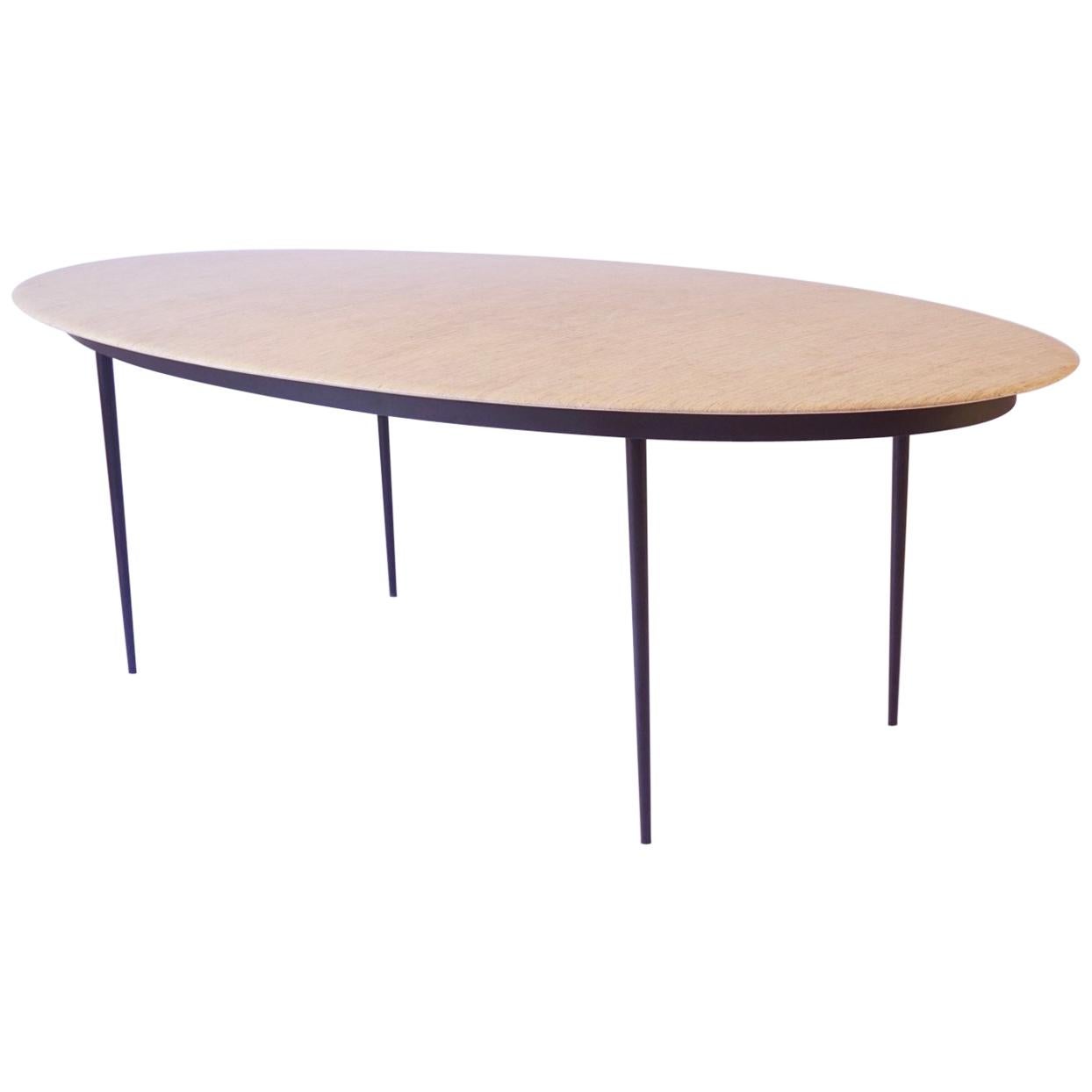 Table de salle à manger contemporaine en bois de tilleul ovale avec base en acier noirci  en vente