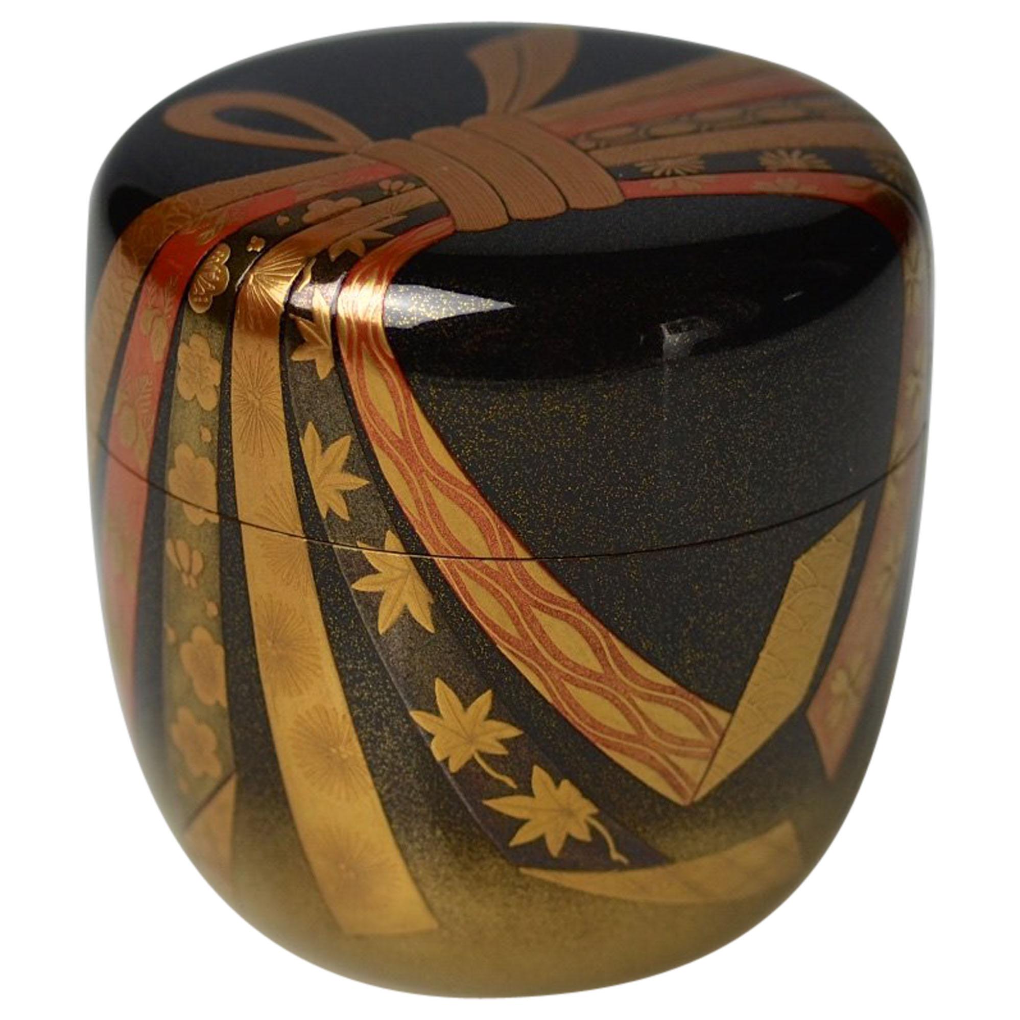 Gold Lacquer Tea Caddy (Natsume) with festive knot by Ichigo Itcho (1898-1991) For Sale