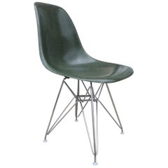 Chaise Eames rare verte avec base Eiffel