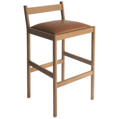 Tabouret de bar minimaliste Carob par Sun at Six, Sienne, en bois de chêne et cuir