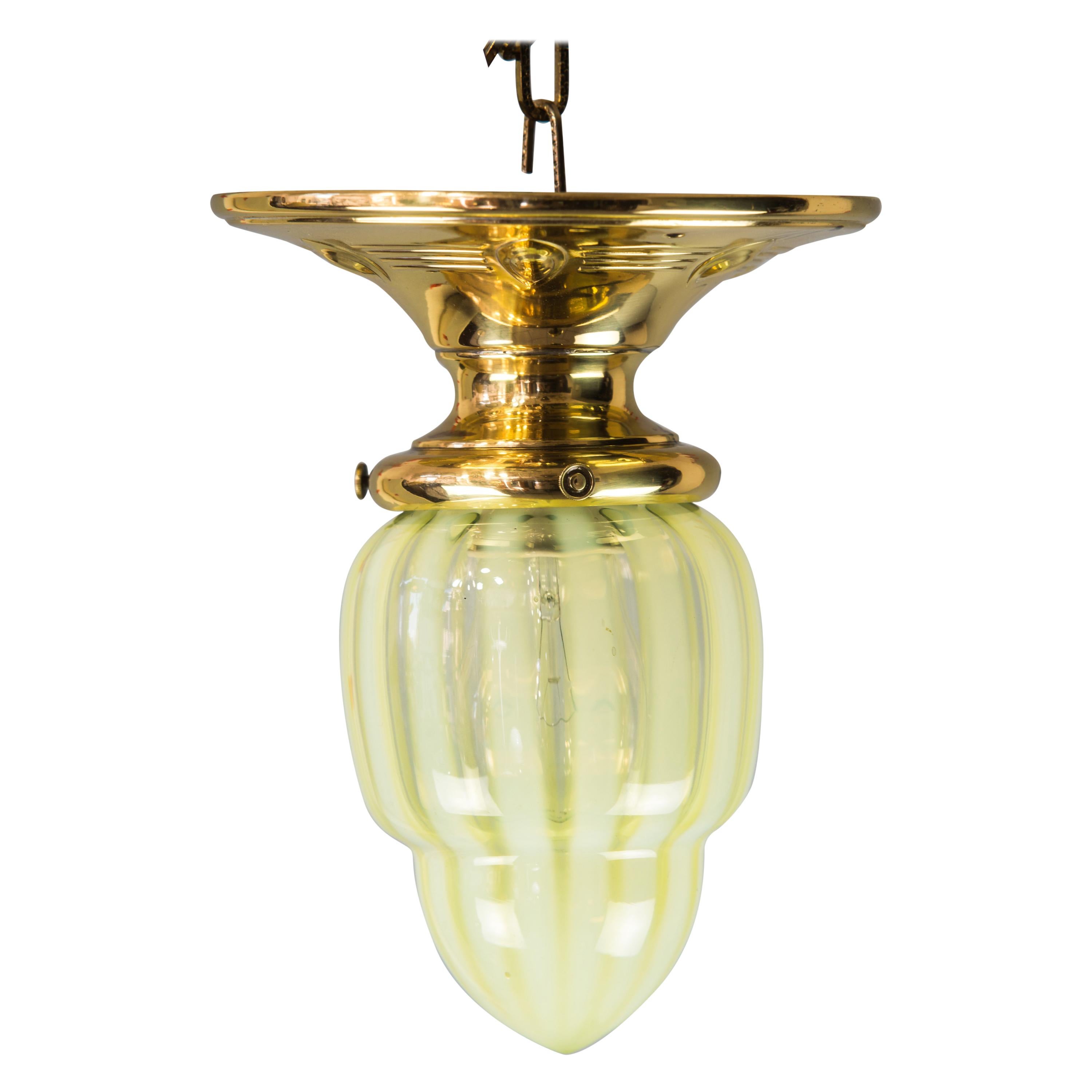 Petite lampe de plafond Jugendstil avec verre opalin jaune/vert d'origine