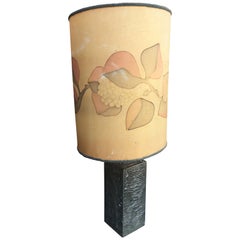 Brutalistische Lampe aus geschnitztem Zinn und bemaltem Lampenschirm, um 1970, signiert