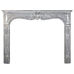 Cheminée d'appartement du 19e siècle, française, classique, grise et ancienne