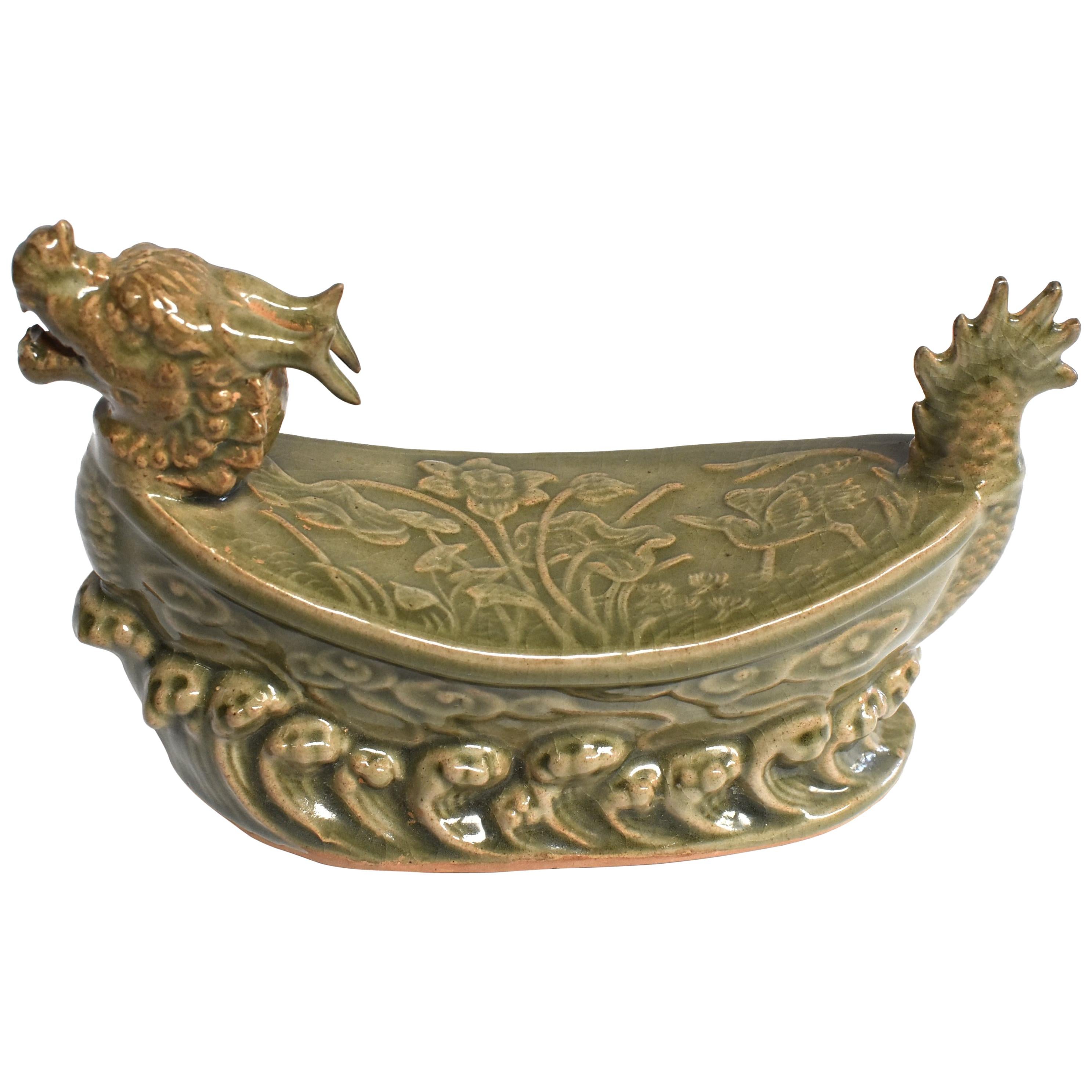 Coussin long en céramique Quan Kiln en forme de dragon en vente