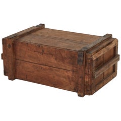coffre rustique du 19e siècle utilisé comme table basse