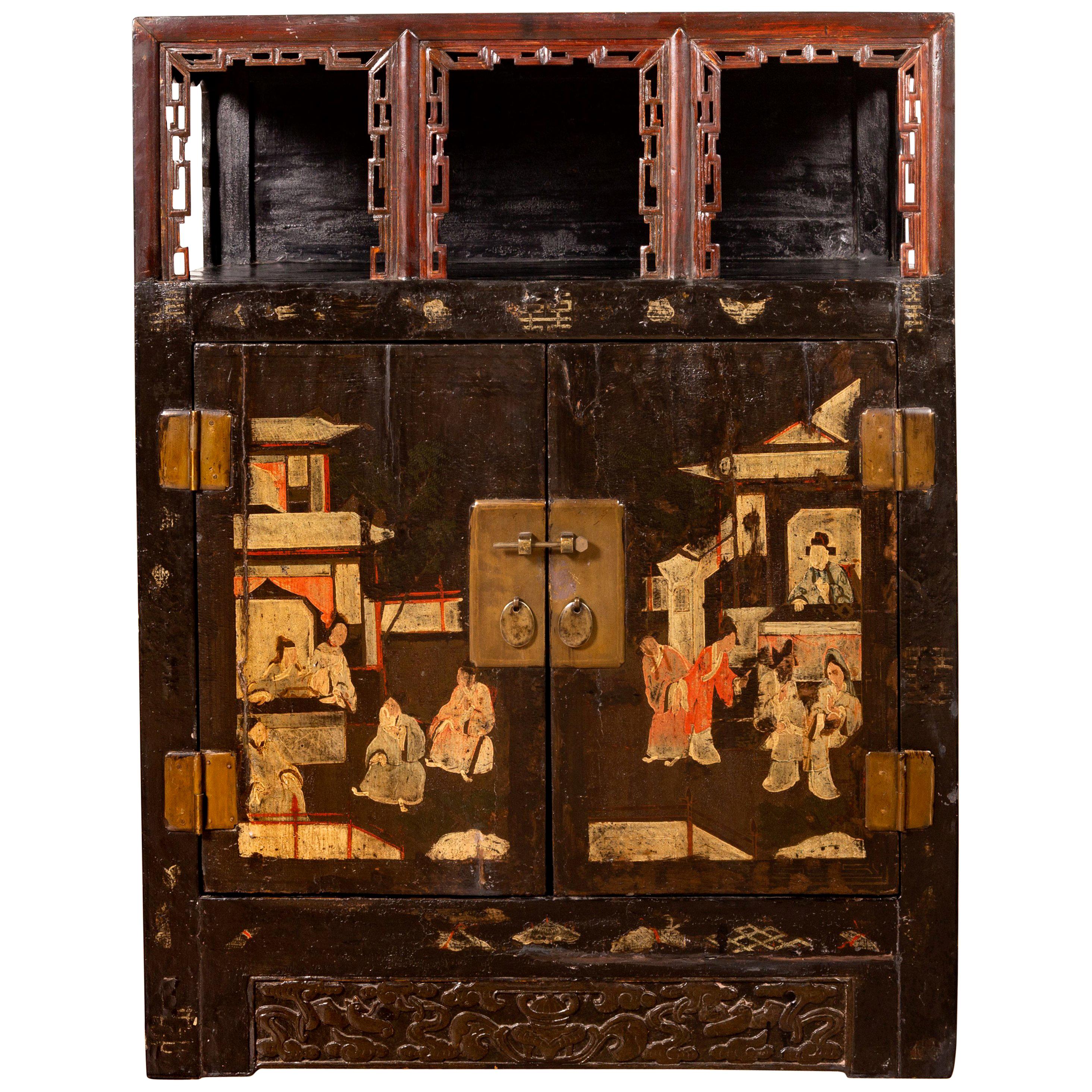 Antiker chinesischer Vitrinenschrank mit handbemalter Chinoiserie und offenem Regal