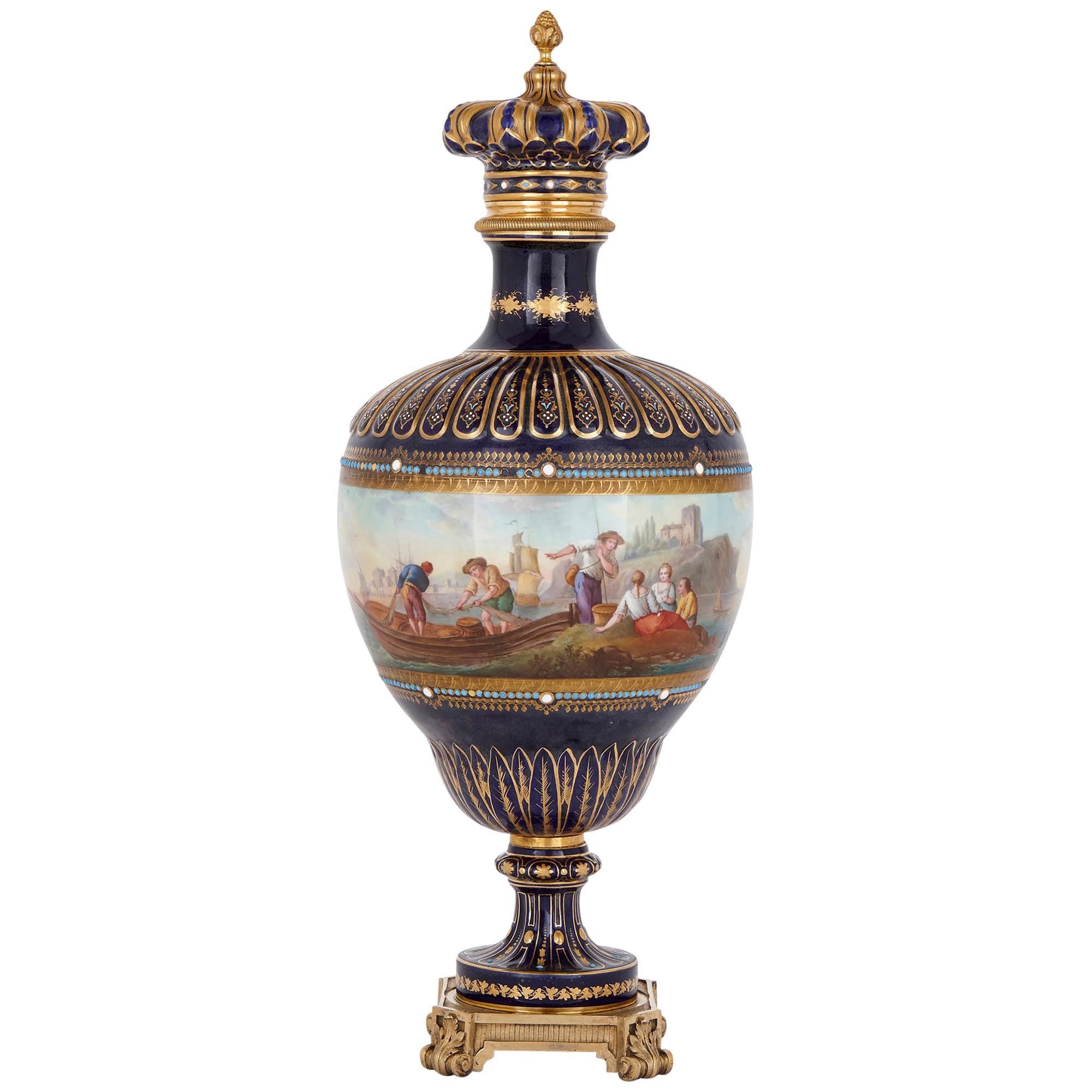 Antike Vase aus Porzellan und vergoldeter Bronze im Sèvres-Stil mit Marine-Motiv im Angebot