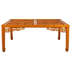 Mesa baja cuadrada Elmwood con calados y patas de pezuña de caballo