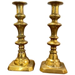 Paire de chandeliers anglais du 19ème siècle en laiton à poussoir