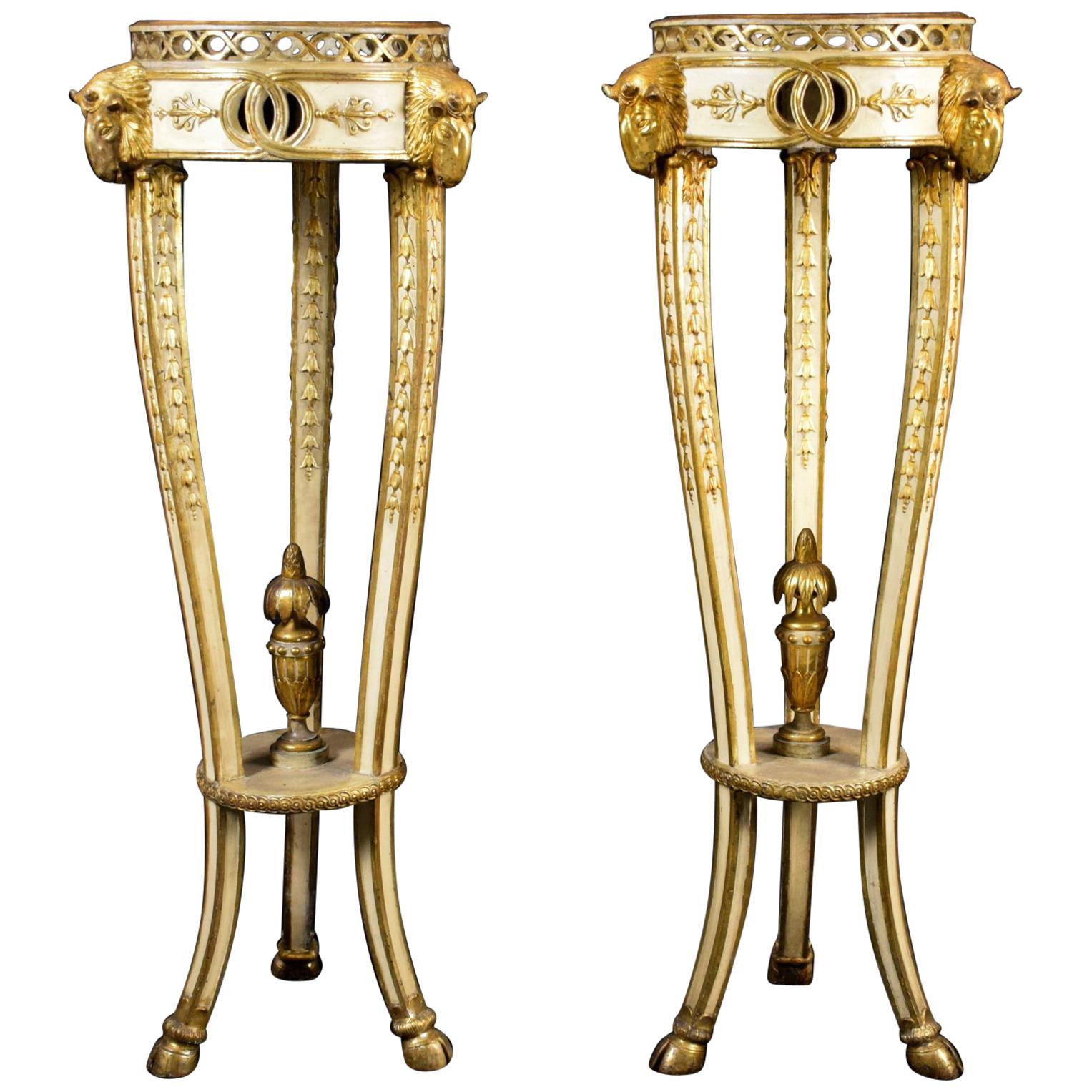Paire de guéridons italiens du 18ème siècle de style néoclassique en bois laqué et doré sculpté
