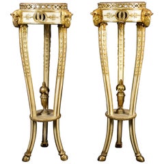 Paire de guéridons italiens du 18ème siècle de style néoclassique en bois laqué et doré sculpté