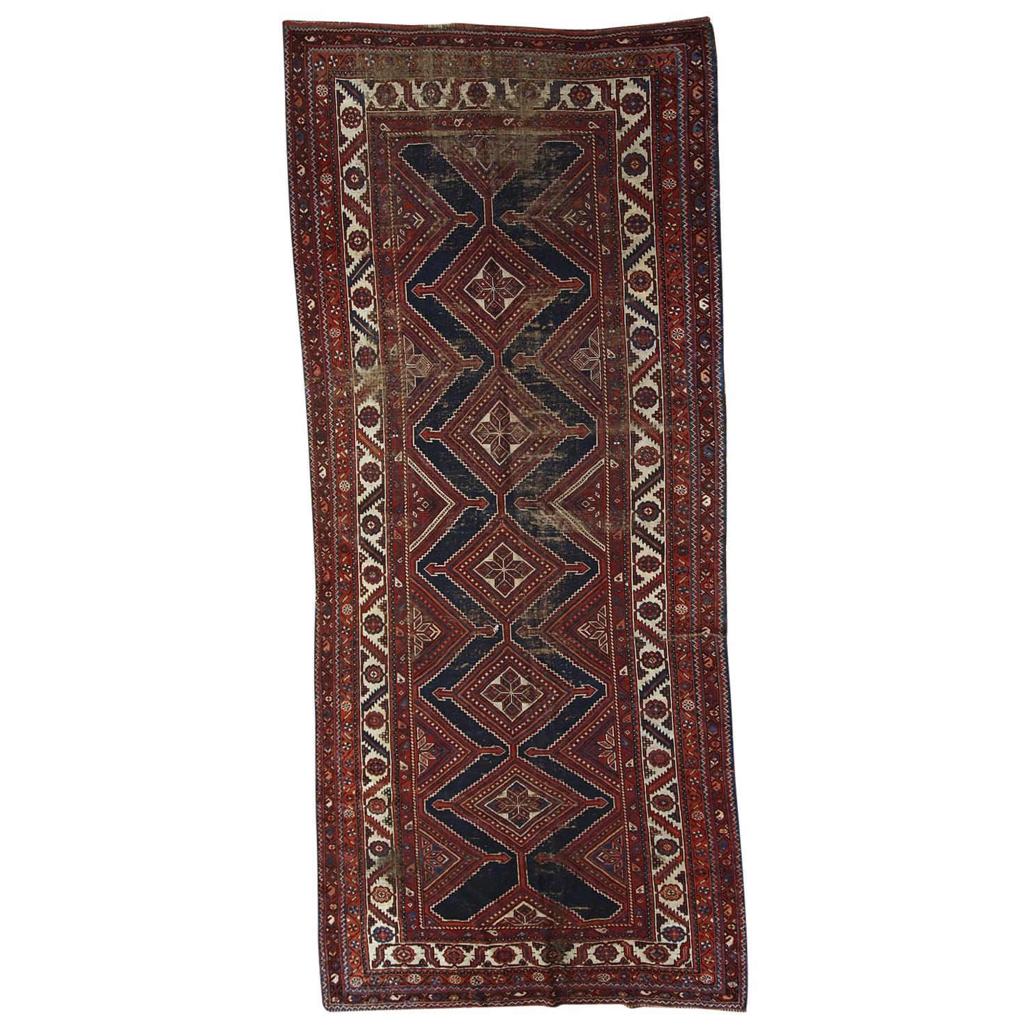 Handgefertigter antiker Teppich im Shiraz-Stil im Used-Stil, 1900er Jahre, 1C464
