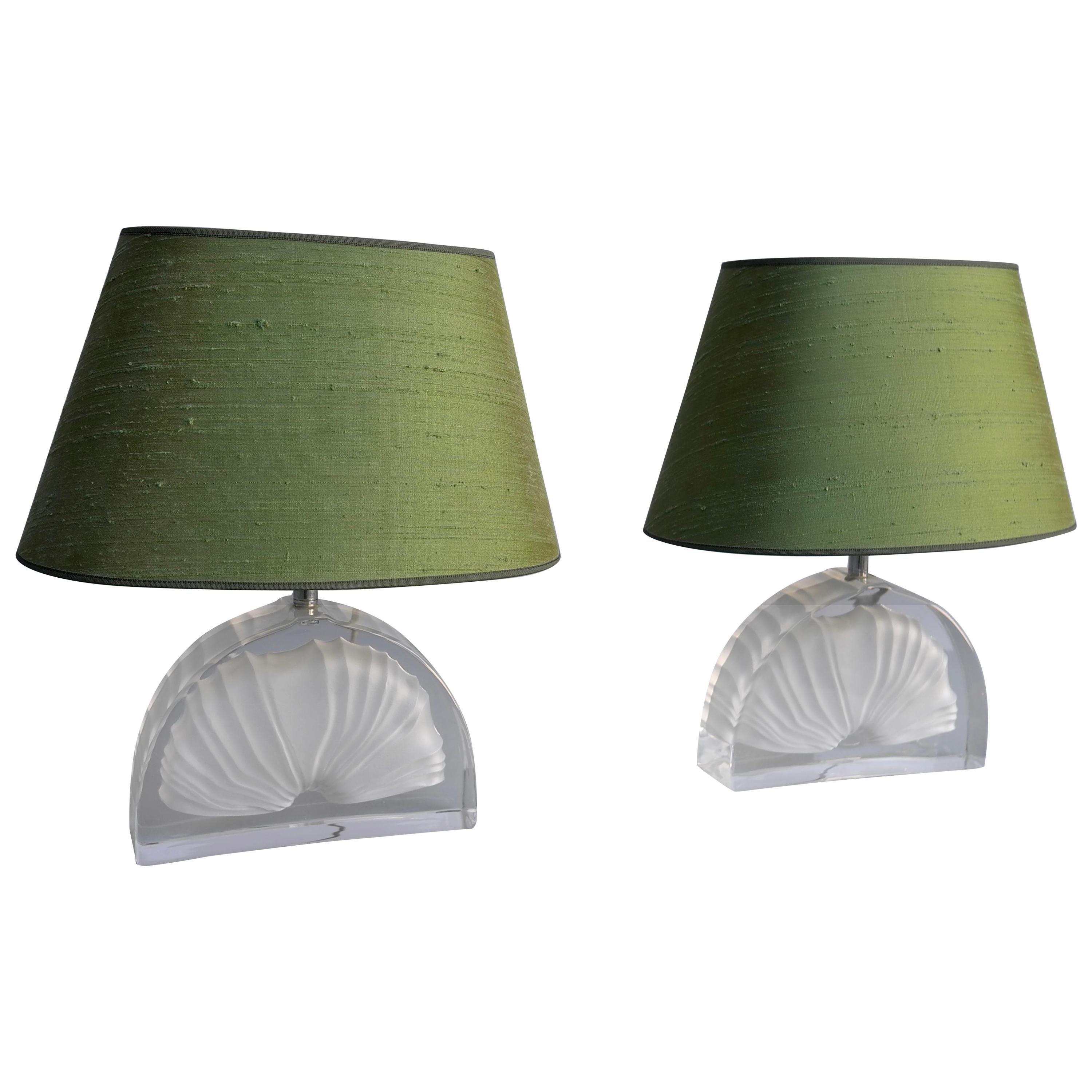 Paire de lampes de bureau en cristal de coquillage fossile avec abat-jour en soie verte par Daum France en vente