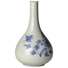 Vase à bouteille de vin coréen bleu et blanc de Joseon du 19ème siècle avec pivoine et papillon