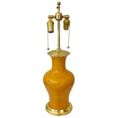 Lampe canari en porcelaine jaune avec base en bois tourné et doré à l'eau 23 carats