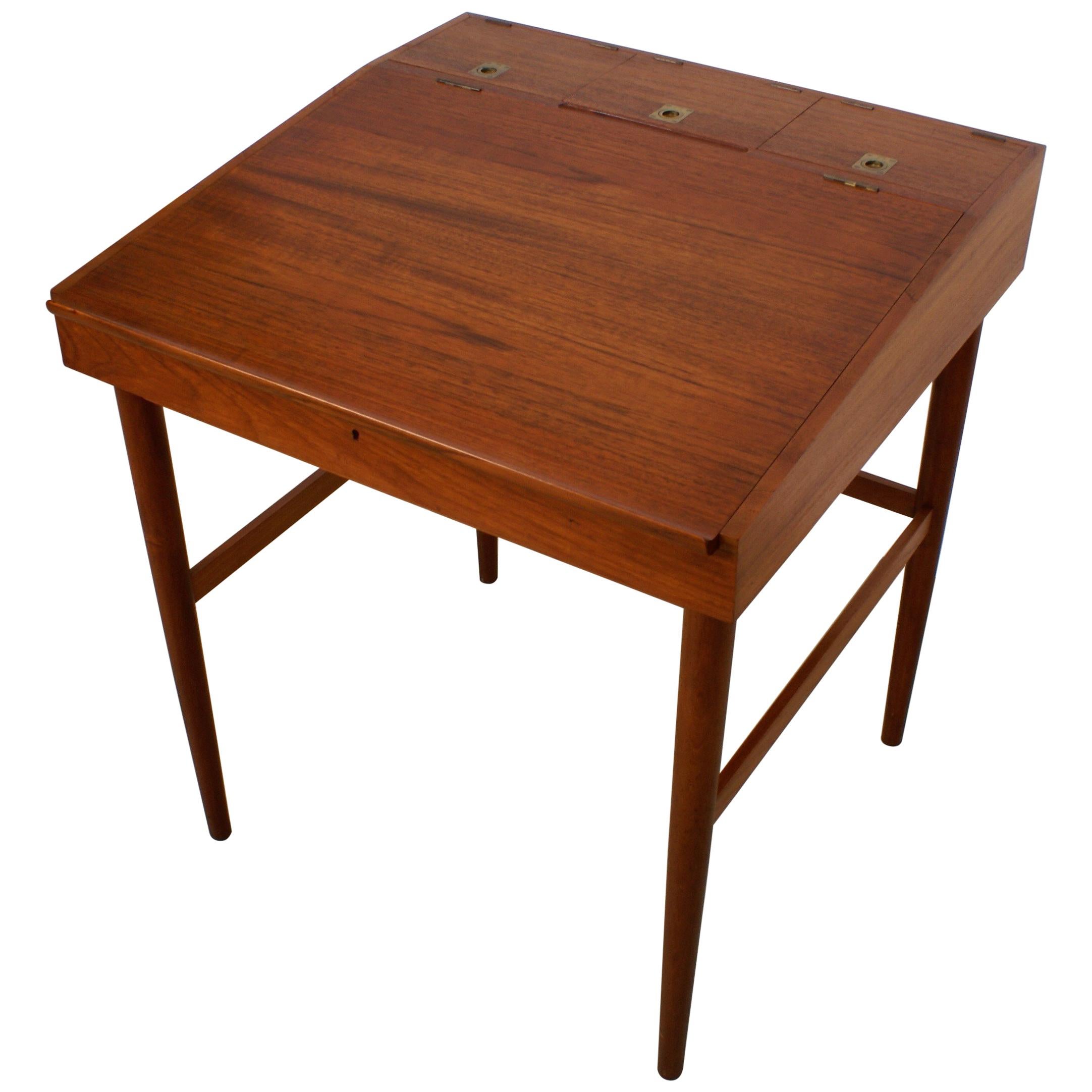 Finn Juhl NV-40 Desk for Niels Vodder in Teak, 1940 For Sale