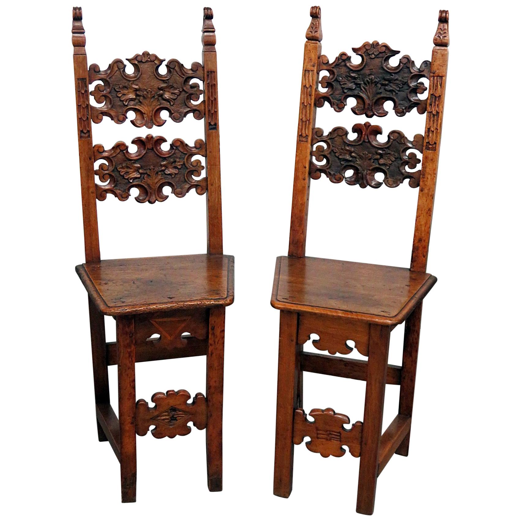 Paar antike italienische Provinzial-Beistellstühle aus geschnitztem Nussbaumholz