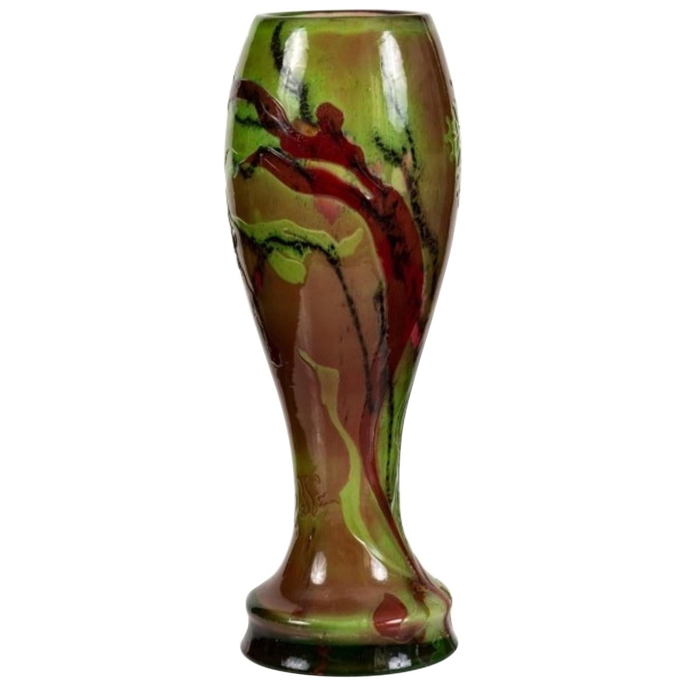 Vase en verre sculpté à la roue et décoré intérieurement par Emile Gallé en vente