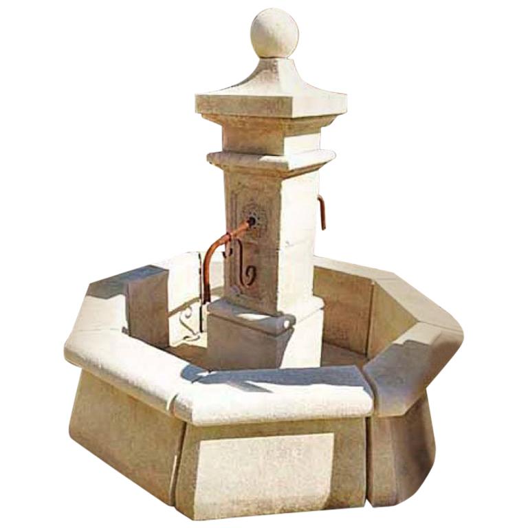 Fontaine centrale contemporaine en pierre calcaire française
