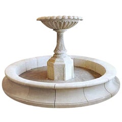 Fontaine centrale contemporaine en pierre calcaire française