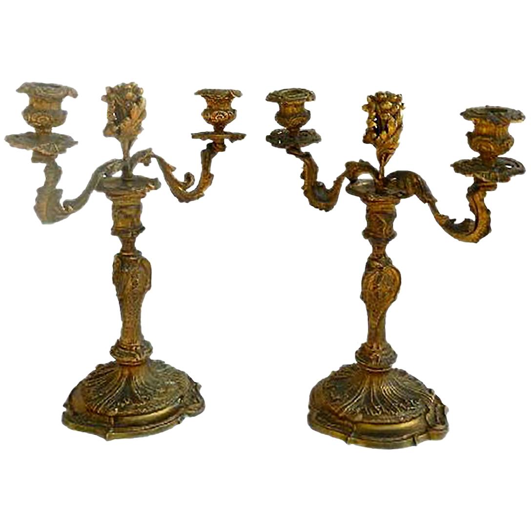 Kerzenständer aus vergoldeter Bronze mit Goldbronze, Louis XV.-Stil, um 1850  im Angebot
