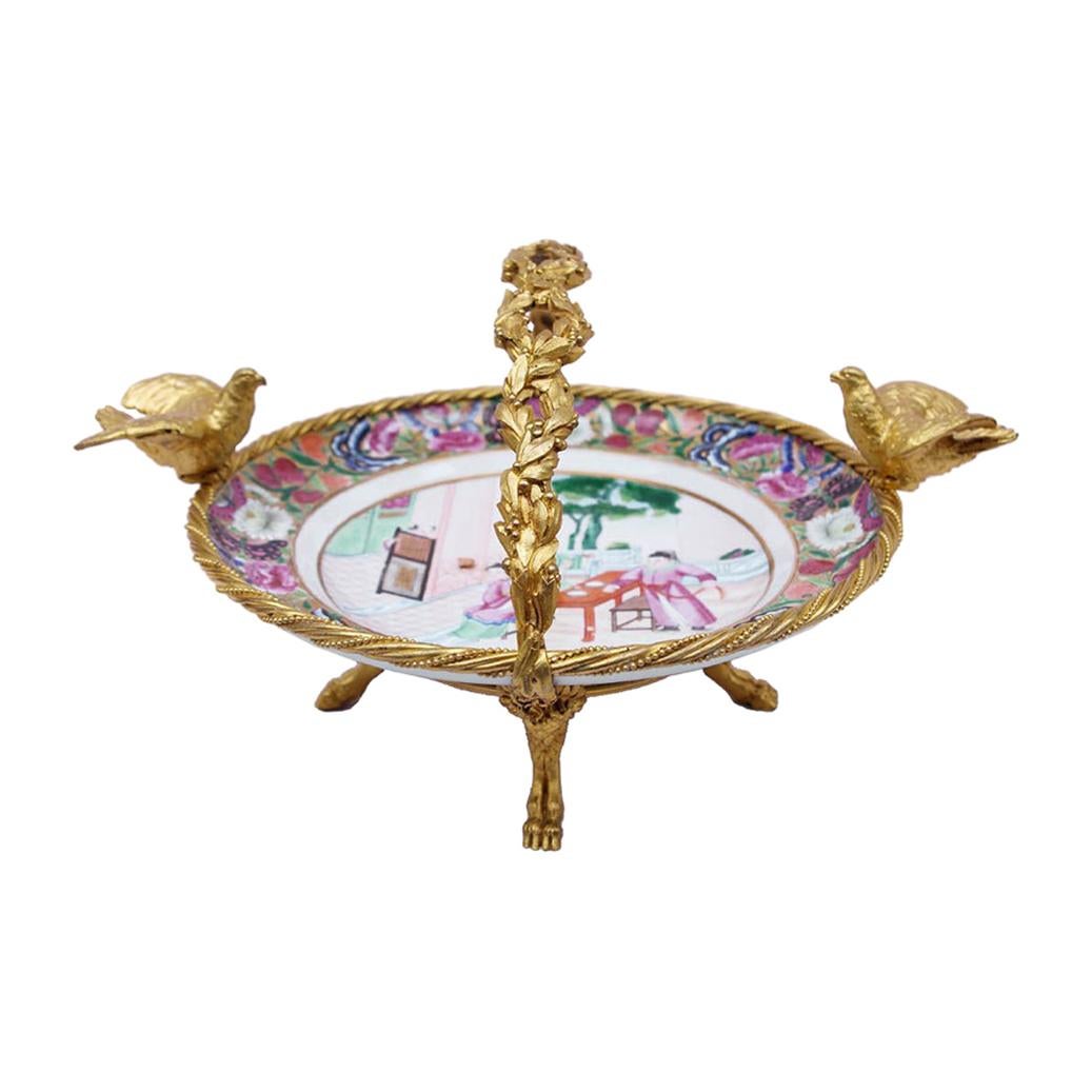 Kanton-Porzellanteller und vergoldete Bronzemontierung, 19. Jahrhundert im Angebot