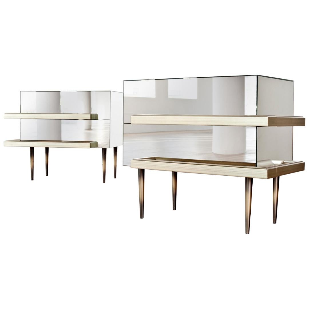 Set of 2 Contemporary Mirrored Nightstands with Champagne Moldings Handles For Sale