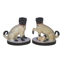 Paire de figurines carlin en porcelaine de Chelsea House