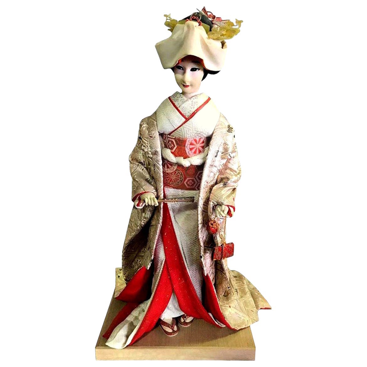 Verzierte japanische Geisha-Puppe auf Holz-Vitrinenständer im Angebot