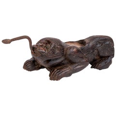 Râpe à noix de coco en bois sculpté:: motif animal:: Thaïlande:: début ou milieu du 20e siècle