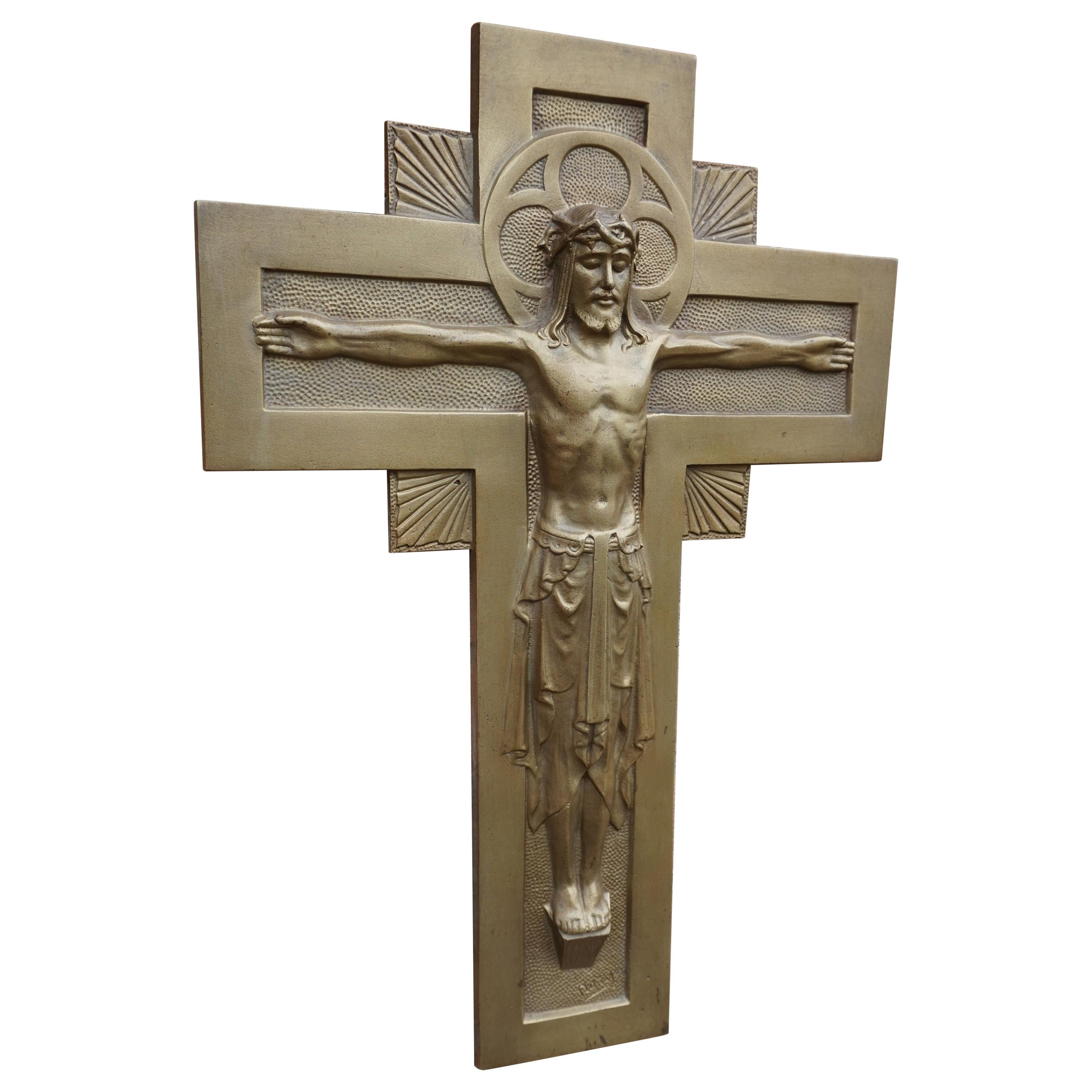 Crucifix mural en bronze de style néo-gothique du début du 20e siècle par le sculpteur Sylvain Norga