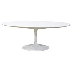 Table basse Tulipe ovale blanche par Eero Saarinen pour Knoll:: Label