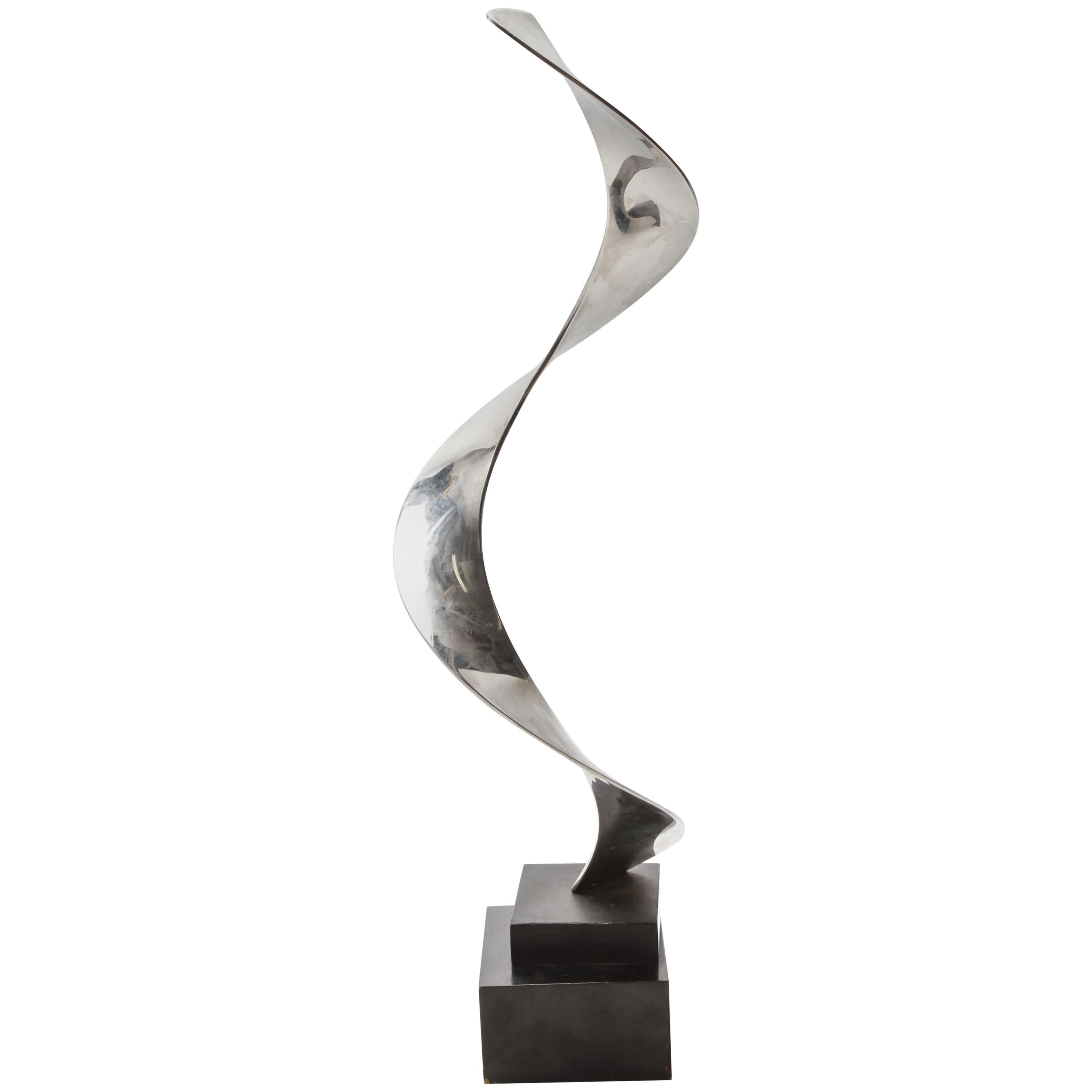 Sculpture abstraite moderniste de ruban torsadé en métal chromé
