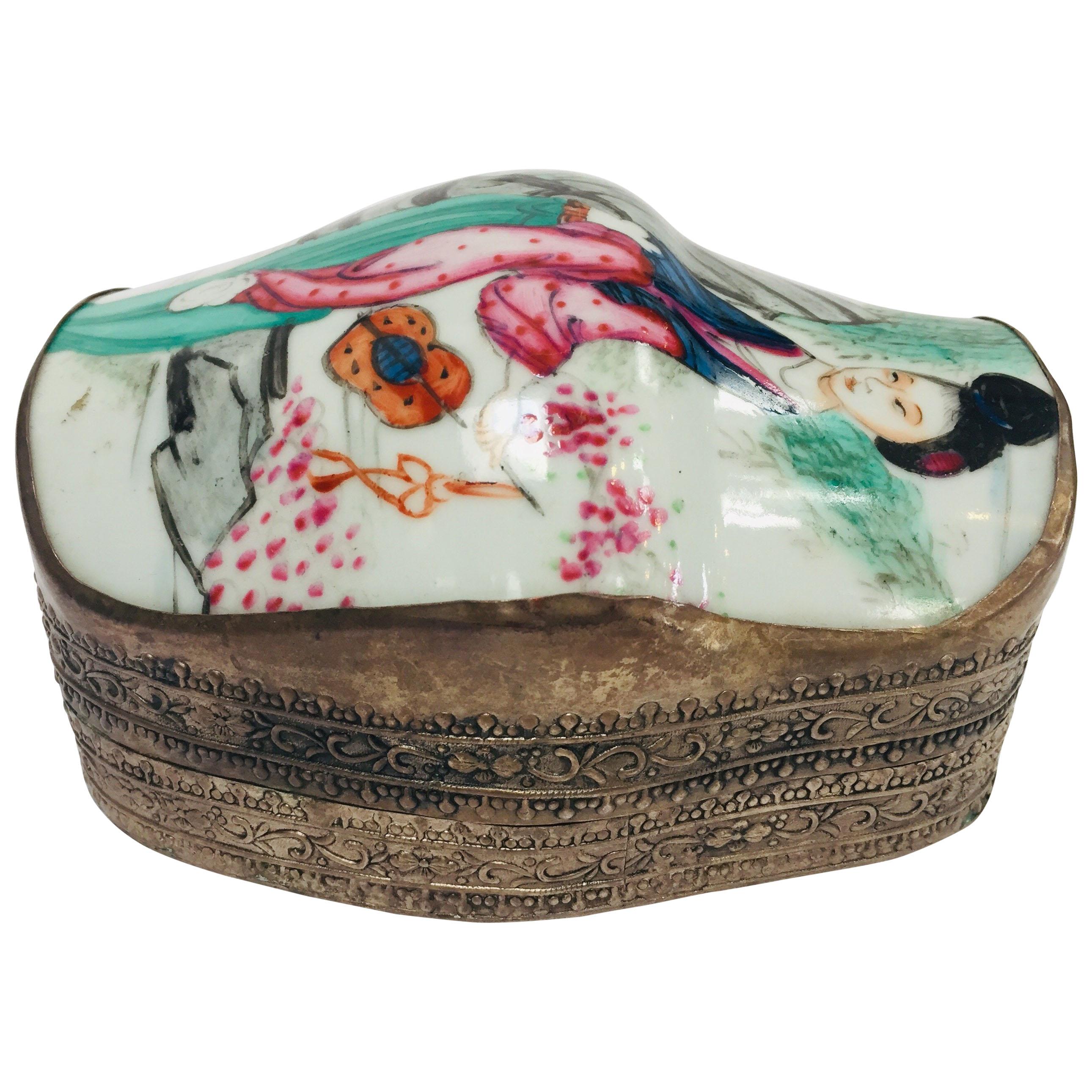 Boîte à bijoux vintage en métal avec dessus en porcelaine peint à la main - Scène asiatique en vente