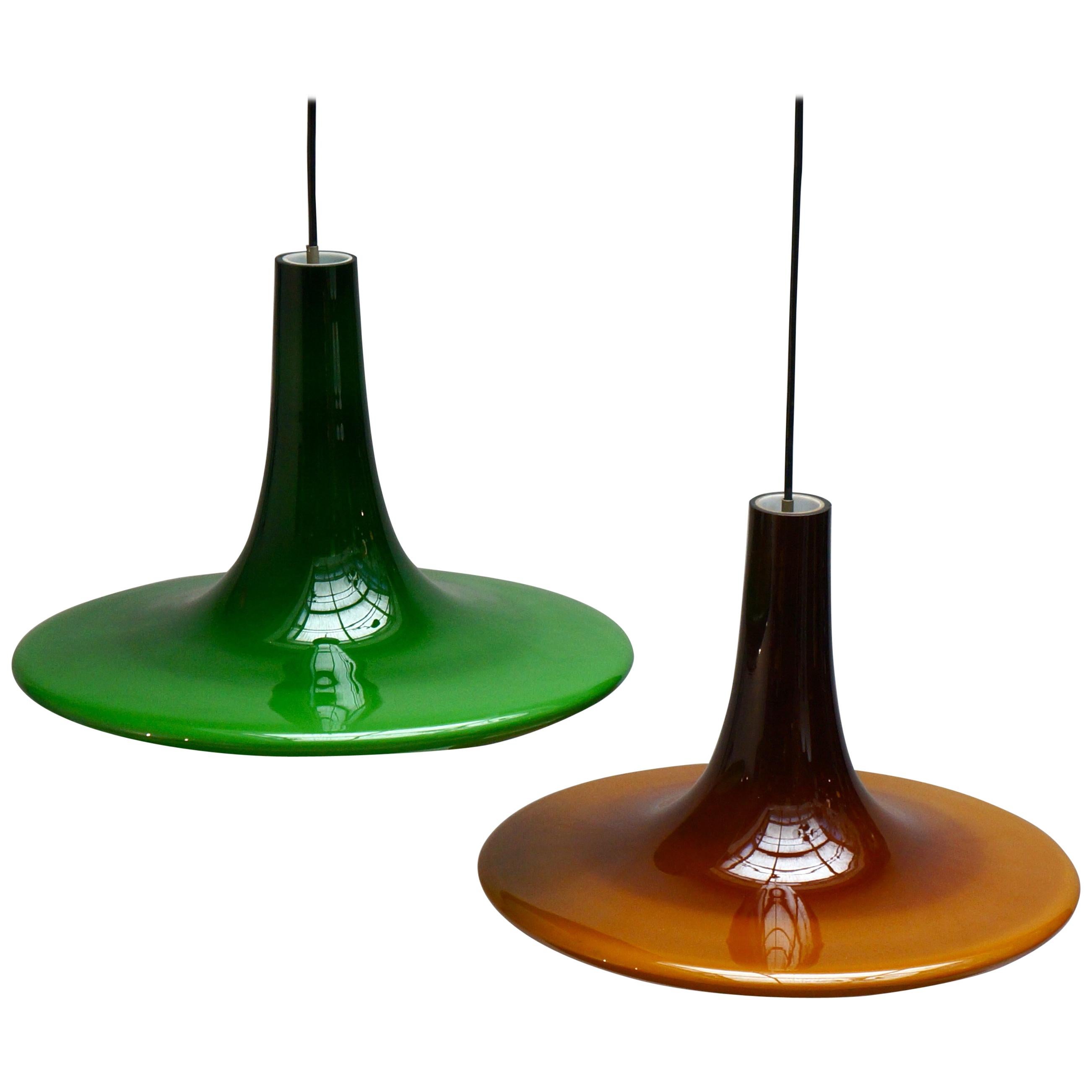 L'une des deux lampes à suspension en verre de Peil and Putzler, 1970, Allemagne en vente