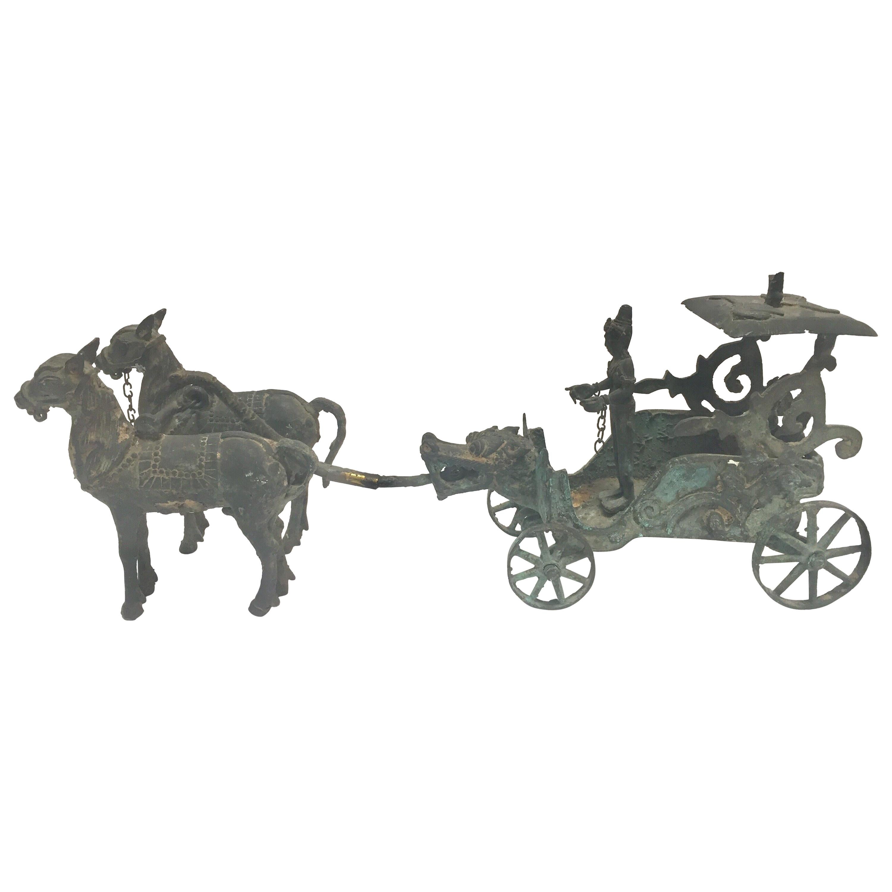 Chariot asiatique ancien en bronze avec tête de dragon tirée par des chevaux