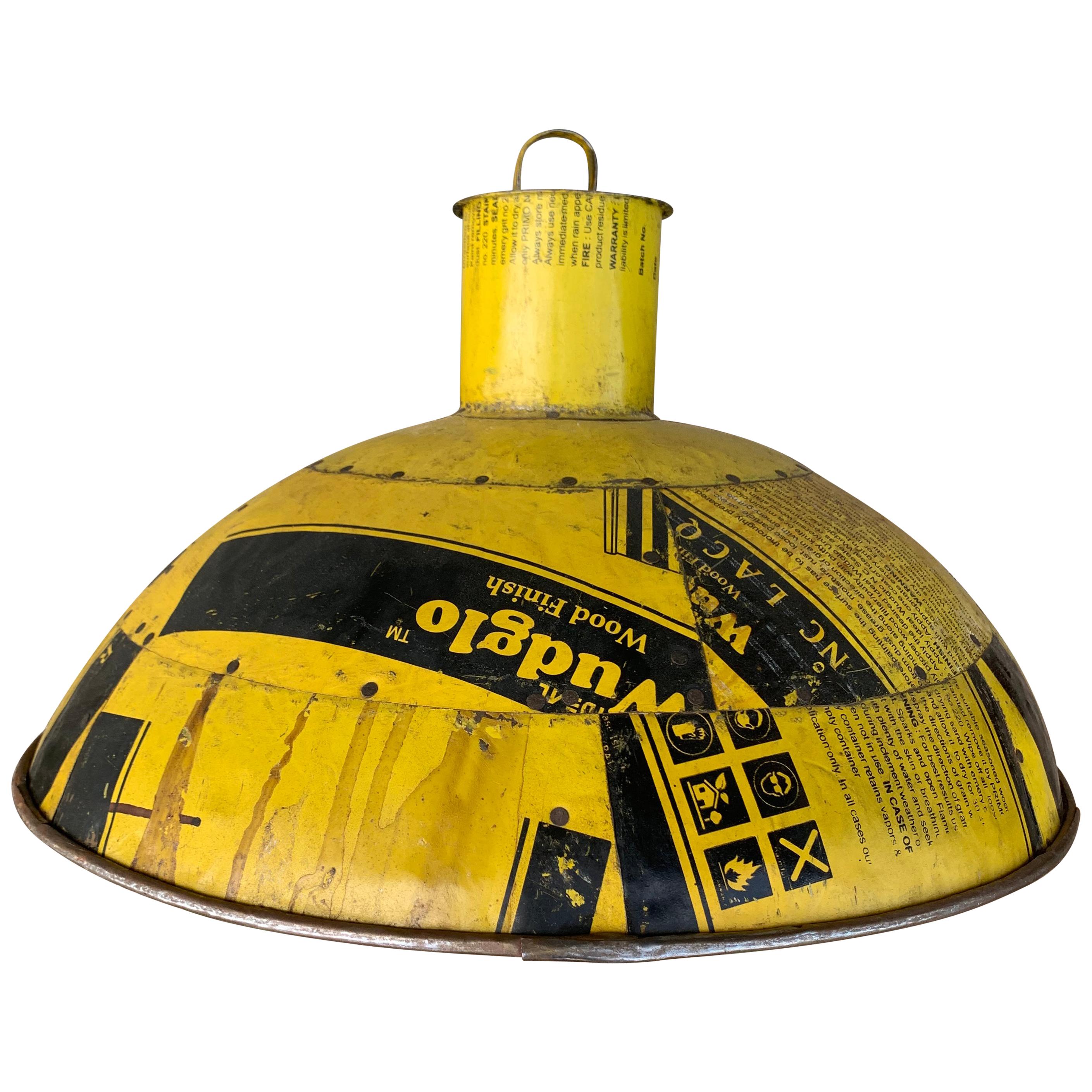 Vieille lampe pendante industrielle jaune en aluminium.