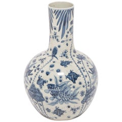 Chinesische blau-weiße Gooseneck-Vase mit Fisch und Blumenmuster