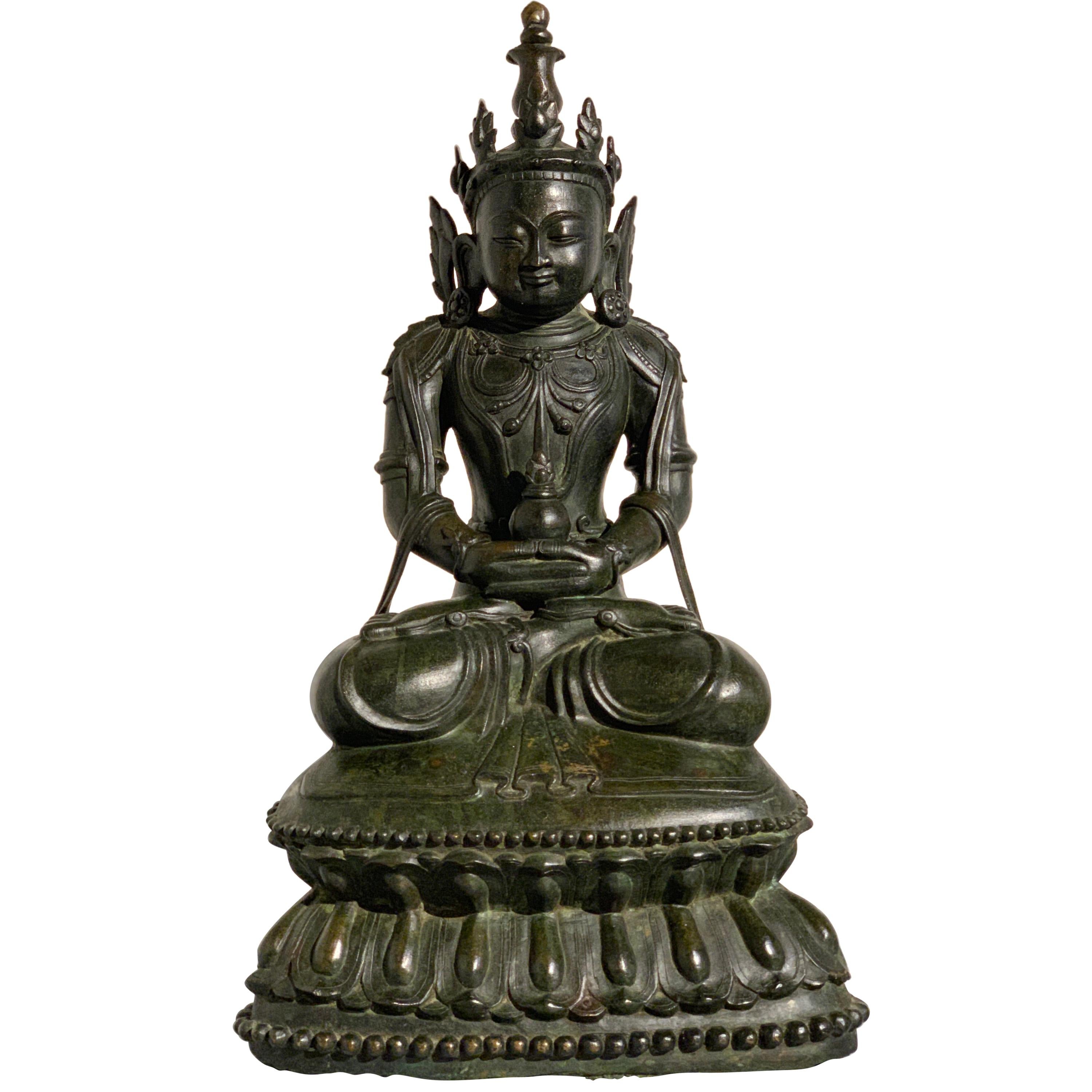 Burmesischer Arakan-Bronze-Buddha mit Krone, 17. Jahrhundert