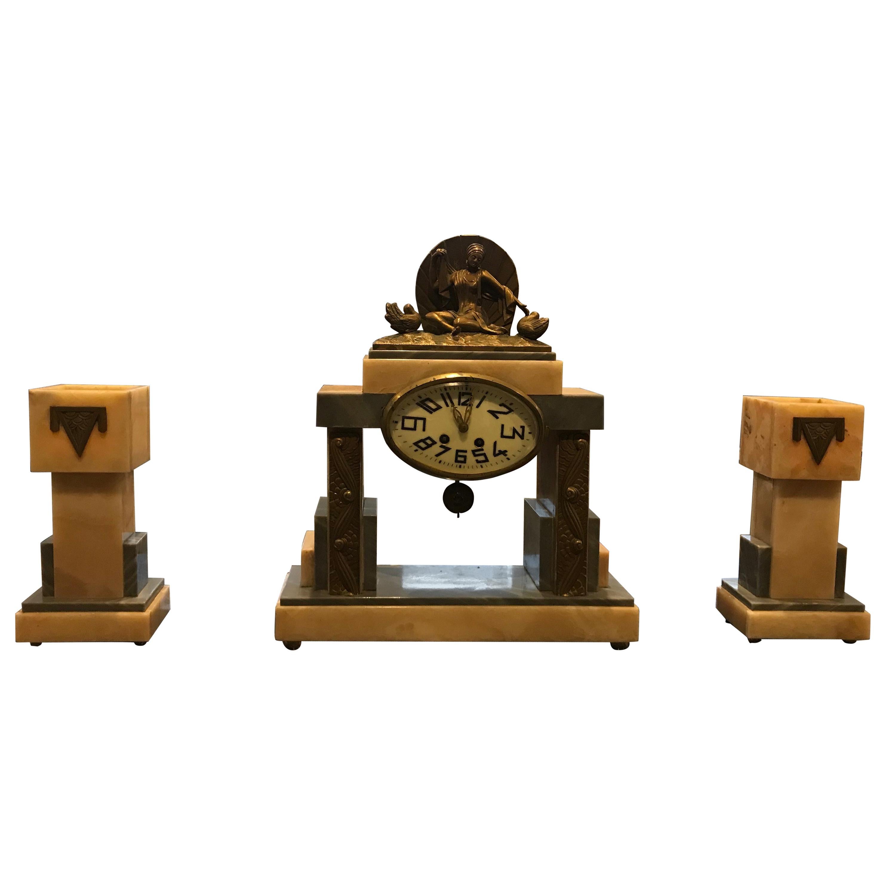 Reloj Francés Art Decó Escultura Femenina de Tres Piezas en venta
