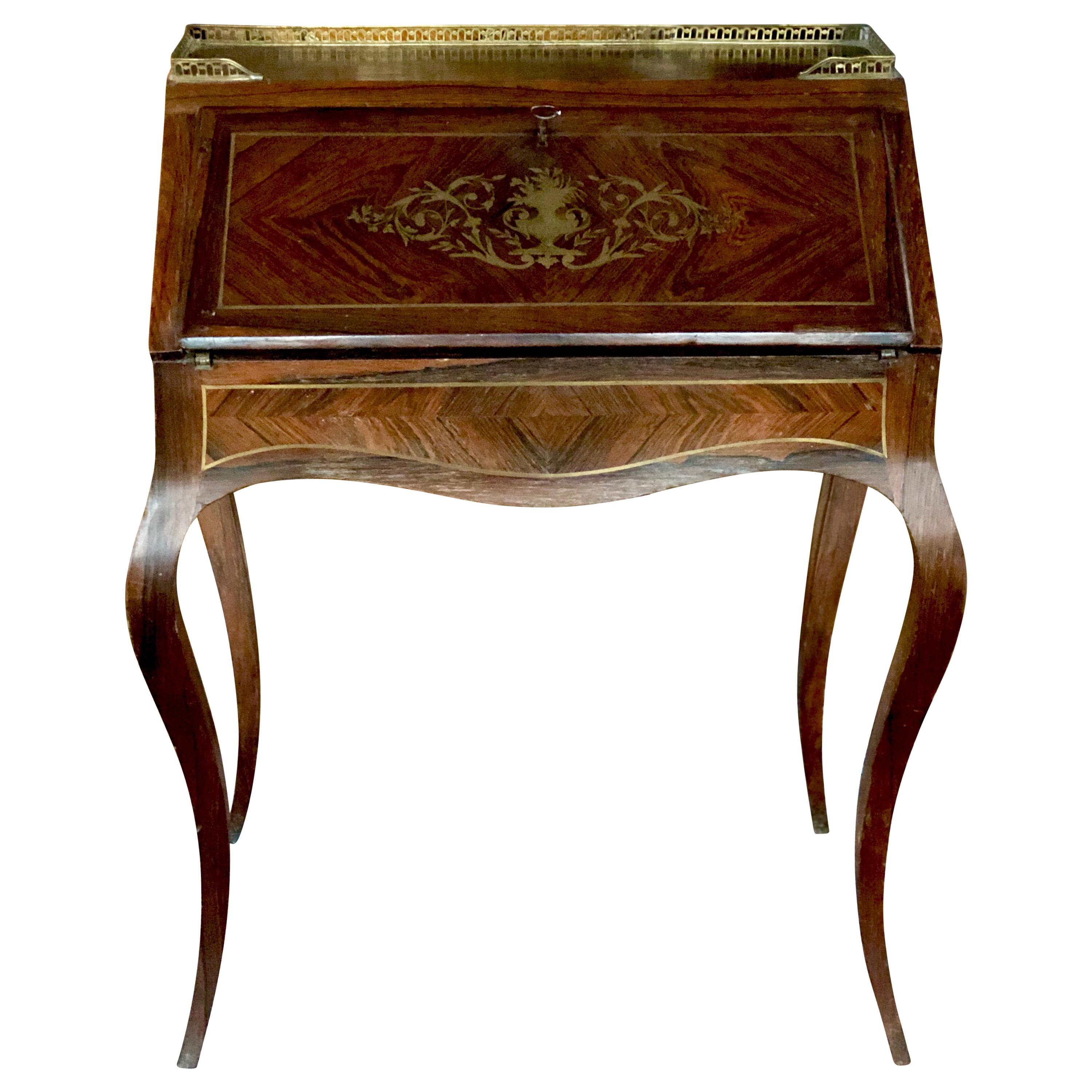 VENTE de bureau français Louis XVI du 19ème siècle en acajou incrusté pour femmes Ornements en laiton en vente