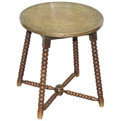 Superbe table d'appoint en laiton gravé:: de style islamique du Moyen-Orient:: circa 1900:: pieds de bobine