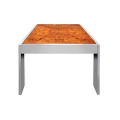 Llamativa mesa auxiliar de cromo y madera burl, años 70